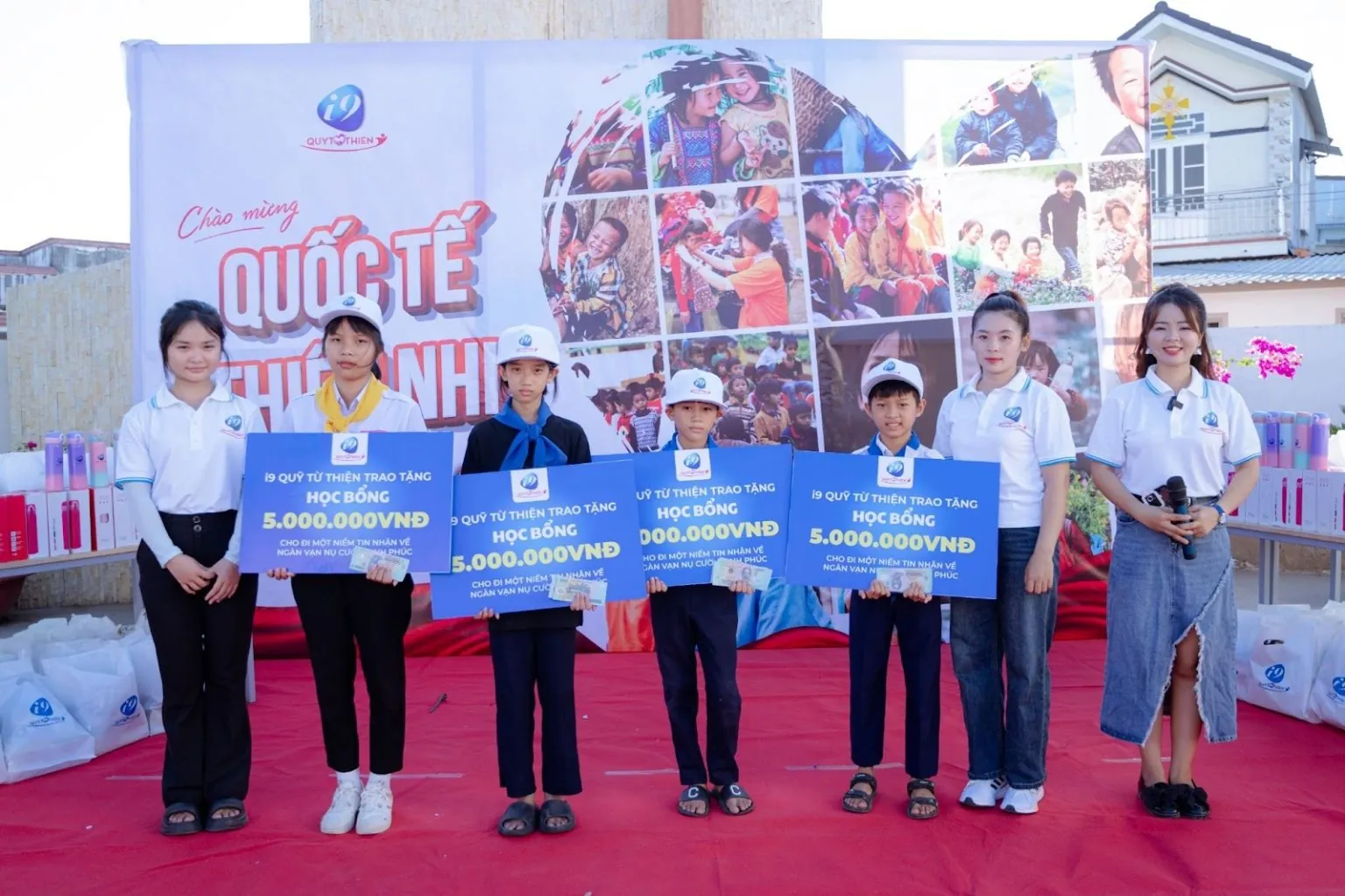 Biểu tượng ưu điểm nổi bật và dịch vụ hỗ trợ khách hàng